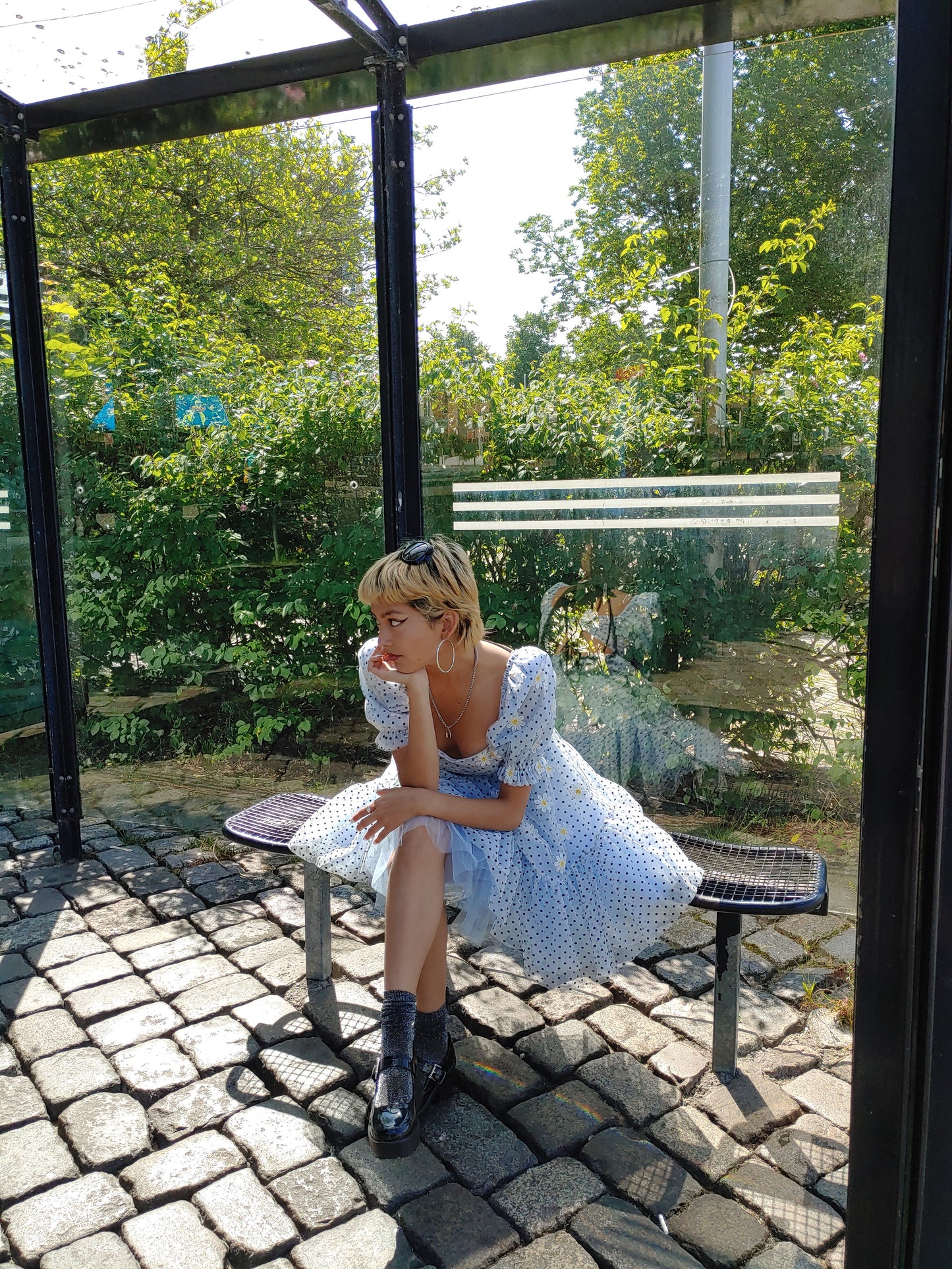 Mini Cut Out tüllkleid in blau mit Gänseblümchen stickerei und polka dots in schwarz