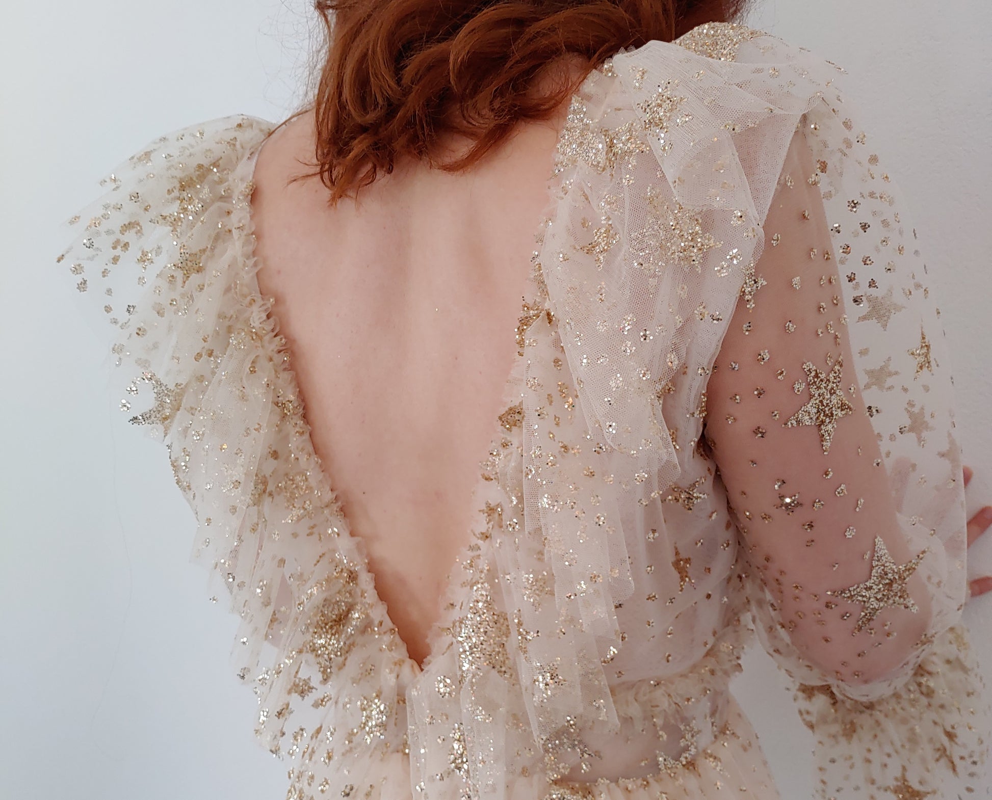 Knielanges kleid mit V-ausschnitt, Rüschen und transparente lange Ärmel 