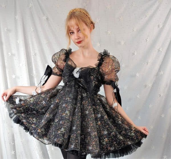 Schwarzes bauschiges Babydoll-Kleid Lily mit Puffärmel